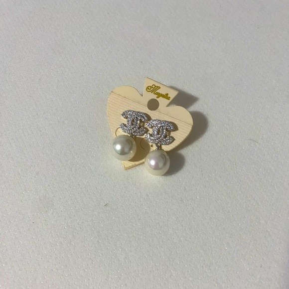 Earring - Picture 1 of 2